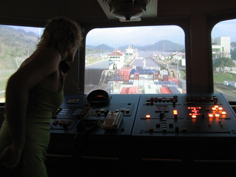 2008 Pan-Col 101 - Bas stuurt een boot het kanaal door
