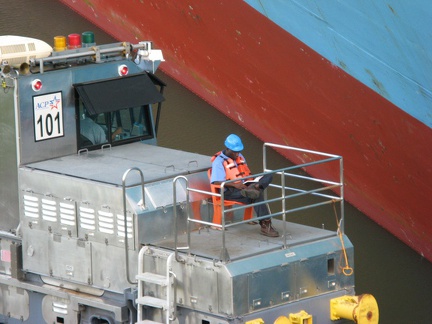 2008 Pan-Col 118 - Lezende sluis medewerker achter op het treintje