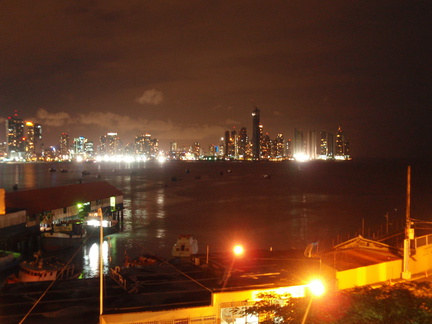2008 Pan-Col 215 - Skyline van Panama city bij nacht