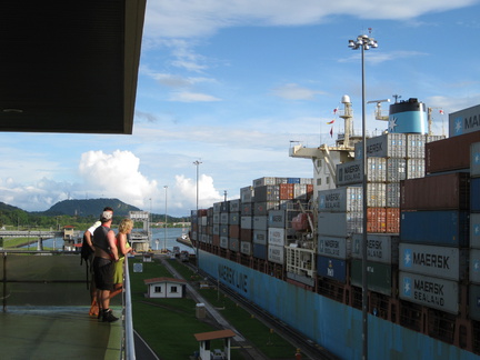 2008 Pan-Col 139 - Uitzicht over de boot met containers in Mira Flores