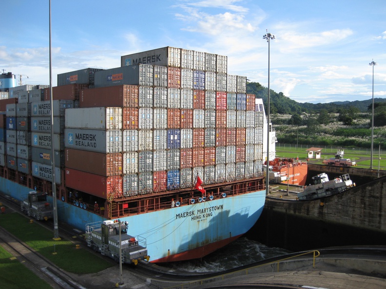 2008 Pan-Col 142 - 13 containers breed, 7 hoog, wauw!.jpg
