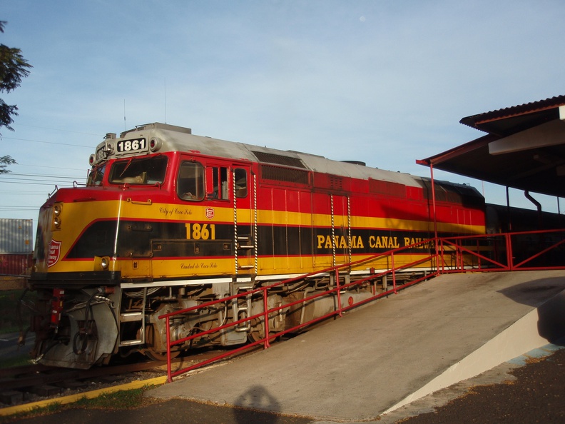 2008 Pan-Col 264 - De trein langs het Panama kanaal.jpg