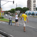 2008 Pan-Col 043 - Een lokale helpt ons de weg naar de bus vinden