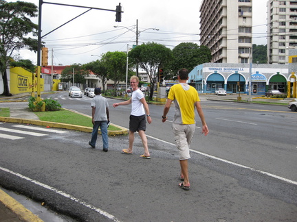 2008 Pan-Col 043 - Een lokale helpt ons de weg naar de bus vinden