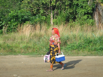 2008 Pan-Col 345 - Kuna vrouw met koelbox