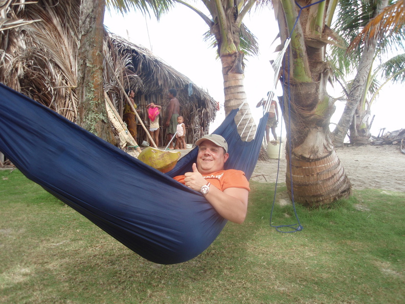 2008 Pan-Col 542 - Pim met kokosnoot in de hangmat, het leven is goed.jpg