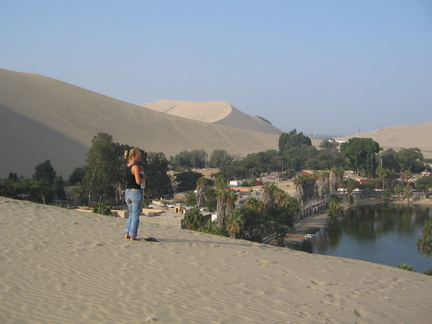 IMG 2490 Bas kijkt uit over Huacachina