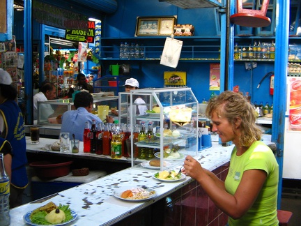 IMG 2056a Eten op de markt is goedkoop 25cent voor een hapje