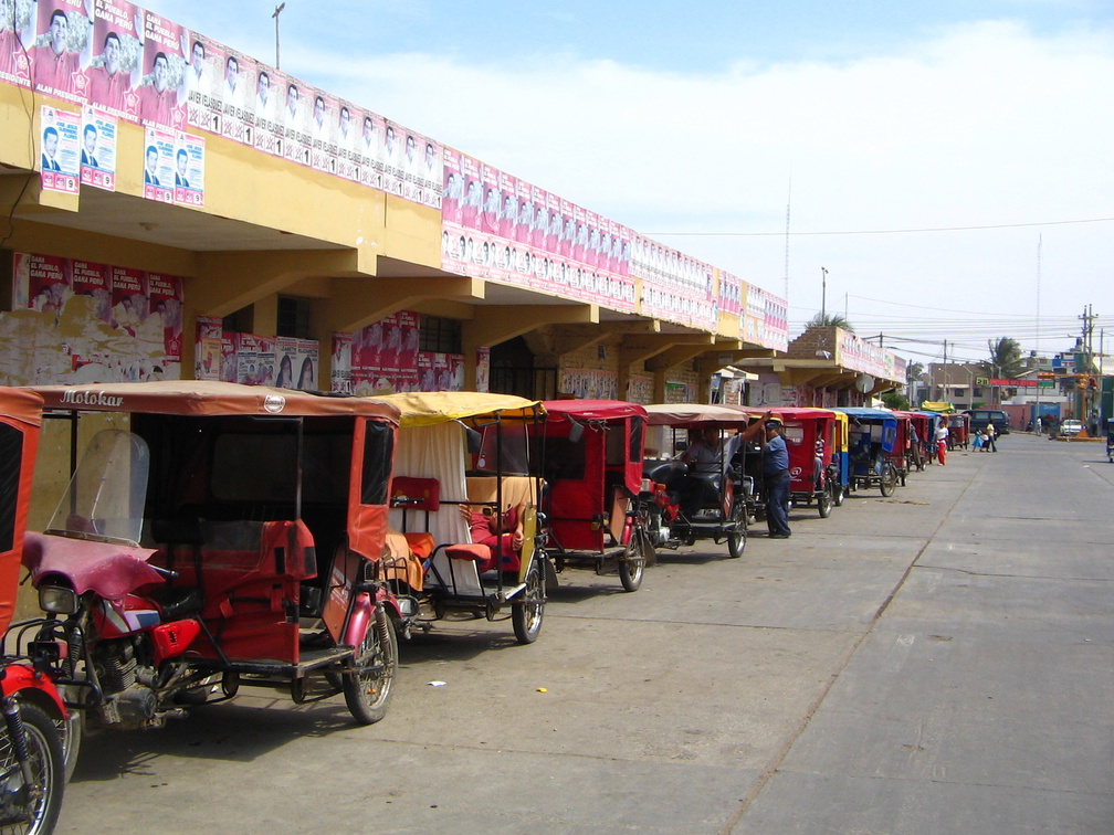 IMG 2067 Wachtende tuktuks in Lambayeque
