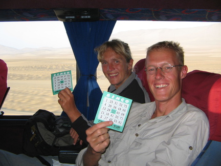 IMG 3276 In de bus naar Caraz doen we mee met Bingo niets gewonnen wel goed voor je spaans