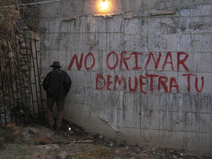 IMG 4201 sOchtends bij de busterminal in Andahuelas niet piesen staat er op de muur