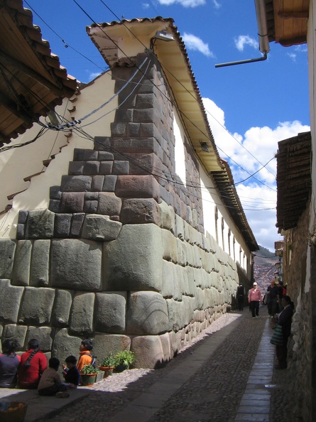 IMG_4259_De_beroemde_Inca_muur_in_Cuzco.jpg