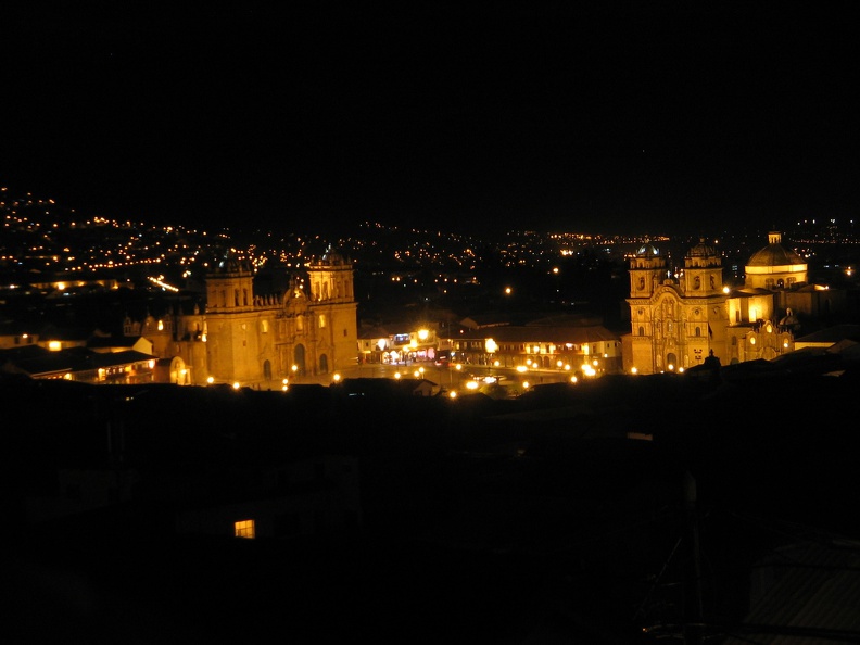 IMG_4286_Uitzicht_op_Cuzco_bij_nacht_vanuit_ons_hostel.jpg