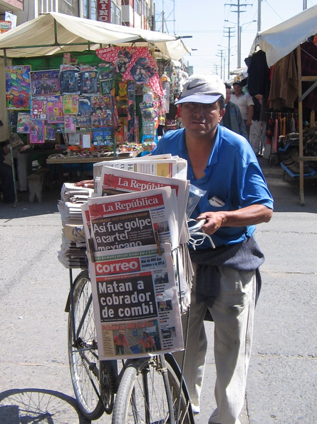 IMG_3804_Krantenverkoper_op_de_Feria_Dominical.jpg