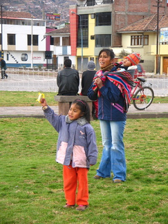 IMG 7807 Moeder met kinderen aan het vliegeren