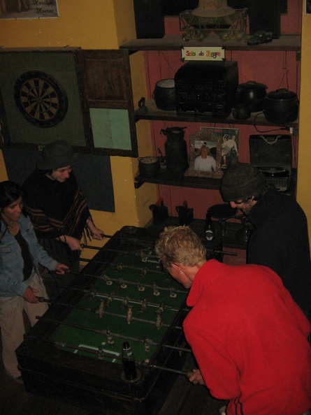 IMG_3884_Tafelvoetbal_in_het_hostel_met_Erica_Julia_en_Mathew.jpg