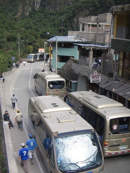 IMG_7761_Bussen_gaan_af_en_aan_voor_het_vervoeren_van_de_toeristen_naar_Machu_Pichu.jpg