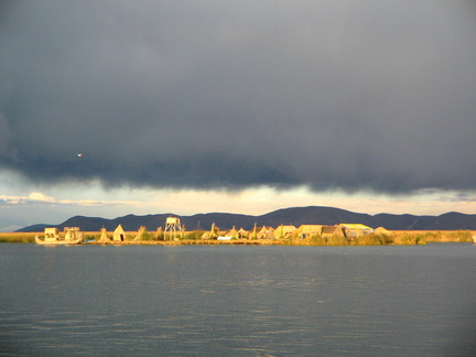 IMG 8001 Donkere wolken pakken zich samen boven Los Uros er sloegen 2 eilanden los