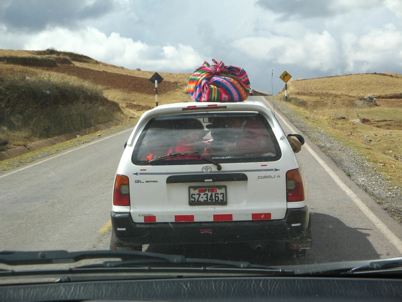 IMG 7795 Met de auto terug naar Cuzco lokalen binden hun spullen echt niet vast op de auto