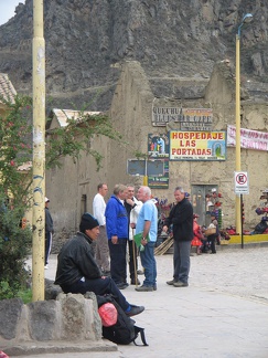 IMG 7566 De toeristen staan te wachten op de start van hun Inca trail