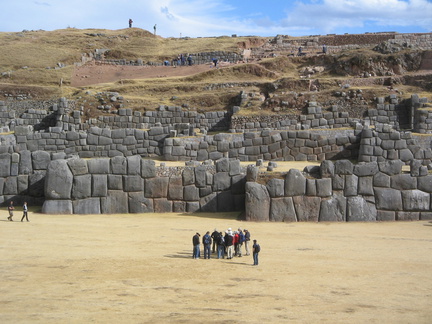 IMG 4415 Toeristen op het veld voor Saqsaywaman