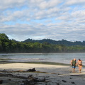 IMG 5912 Toeristen aan de wandel op het strand van Cahuita