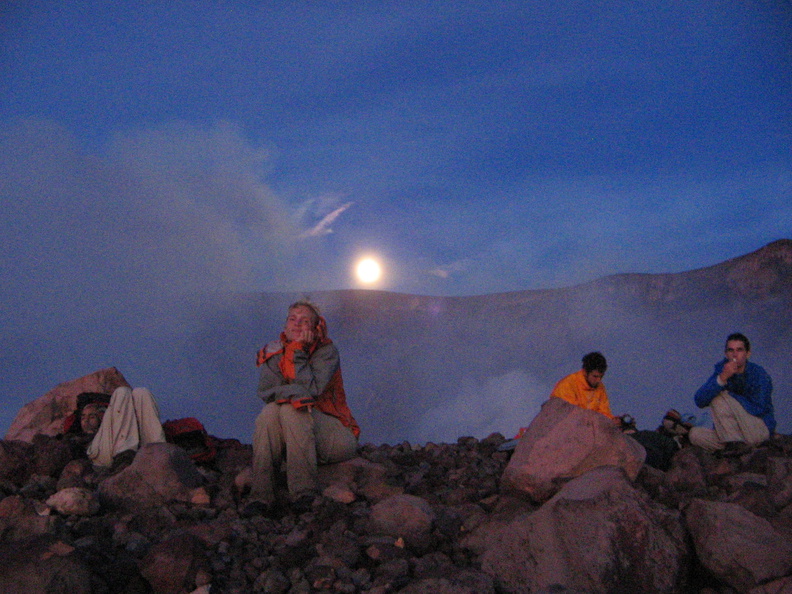 IMG 4004 Bas geniet met de maan die langzaam ondergaat