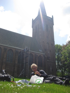 0250 - Lunchen in het gras bij de kerk