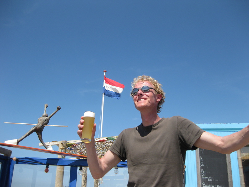 0680 - Eelco geniet van zon, muziek en een biertje.JPG