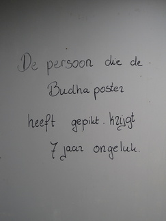 0690 - De persoon die de budha poster heeft gepikt krijgt 7 jaar ongeluk