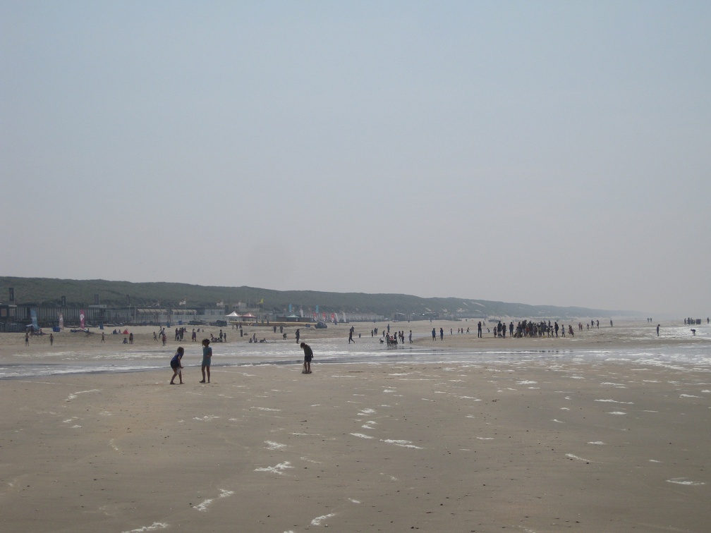 0730 - Na uren lege stranden weer veel mensen op het strand