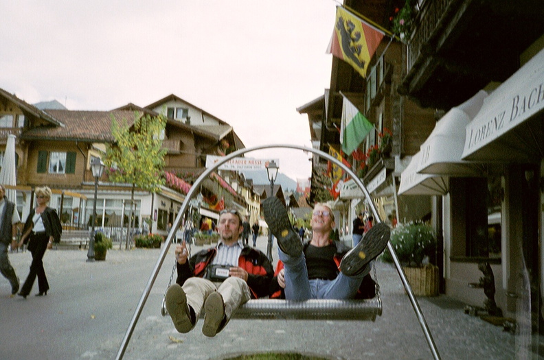 Gstaad Danny en Eelco op de schommel