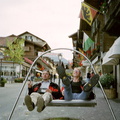 Gstaad Danny en Eelco op de schommel