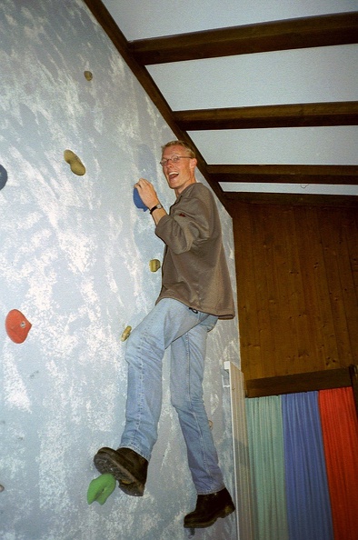 Gstaad_Eelco_beklimt_de_hotelkamer_muur.jpg