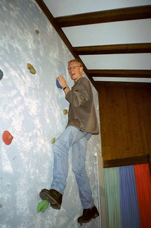 Gstaad Eelco beklimt de hotelkamer muur