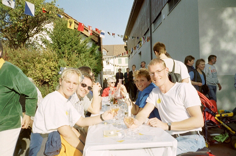 Hallau_Zittend_in_het_zonnetje_met_wijn.jpg