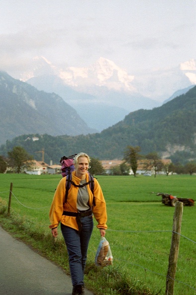 Interlaken_Bas_wandelt_naar_de_camping_2.jpg