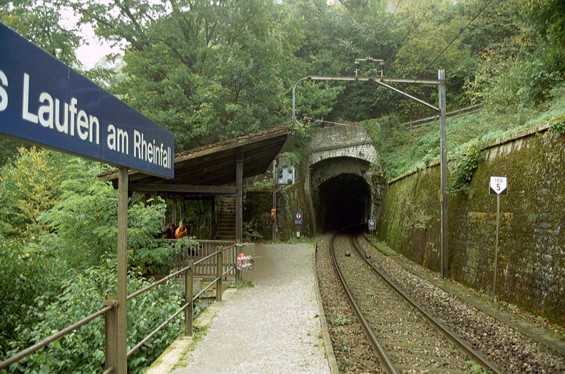Laufen_am_Rheinfall_treinstation.jpg