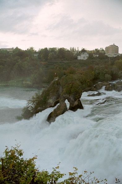 Rheinfall_Rotsblok_in_het_midden.jpg