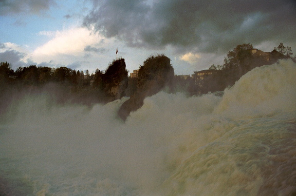 Rheinfall Water op de voorgrond 2