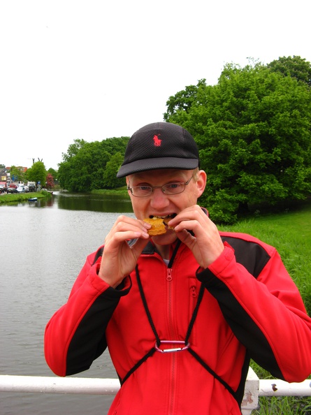 IMG_4206 - Trying Gevulde Koek and Stroopwafel together.JPG