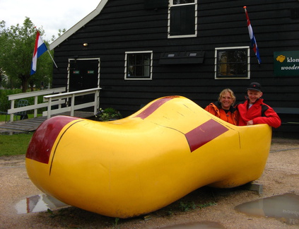 IMG 4252 - Bas and Paul in a giant wooden clog