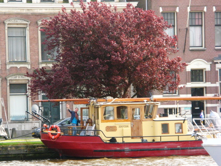 IMG 4293 - Nico on his boat, coming over to us