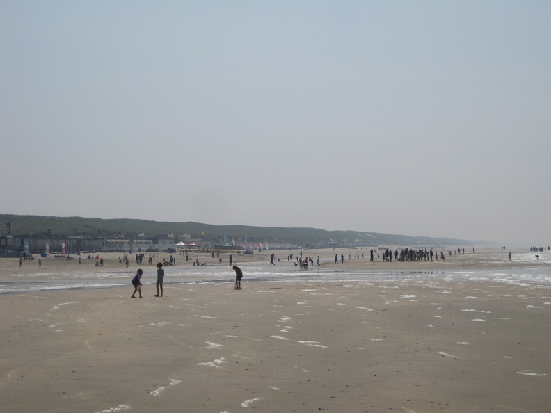 IMG_6840 - Na uren lege stranden weer veel mensen op het strand.JPG