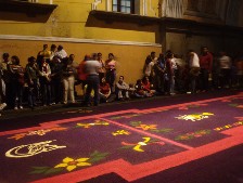 De tapijten liggen te wachten op de processie
