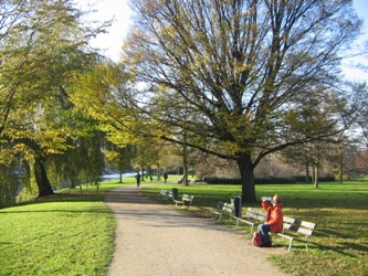 Op een bankje in een park in Amsterdam