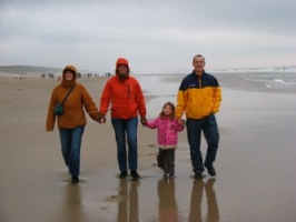 Manon, Bas, Elana en Rob op het strand bij Egmond