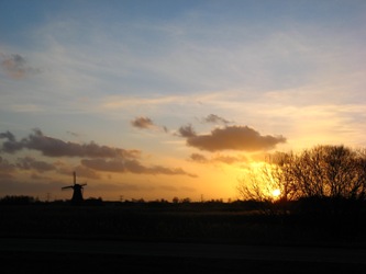 Het Westzijderveld in de vroege avond