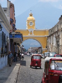 Tuktuks onder de Arco de Antigua