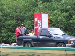 Ook Coca-Cola wordt met de boot door de Mangroves heen aangevoerd